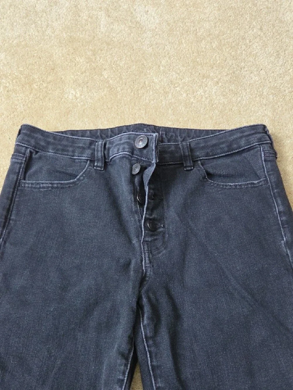 American Eagle Outfitters Black Button-Fly Jeans with Frayed Hem - Picture 3 of 8